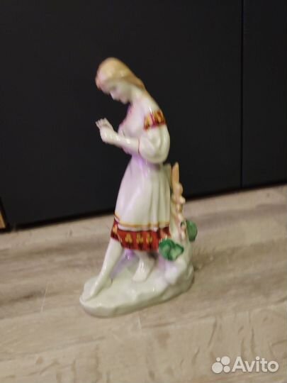 Статуэтка фарфор