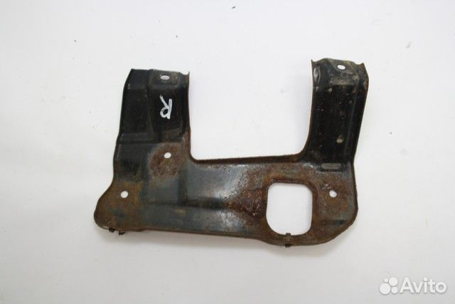 Кронштейн брызговика бампера 6400A590 Mitsubishi