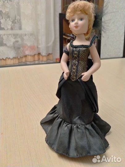 Кукла фарфоровая