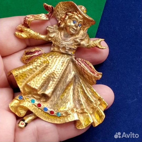 Винтажная коллекционная брошь Танцующая девушка