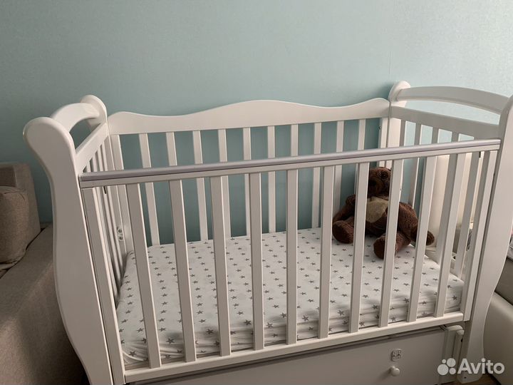 Детская кроватка с универсальным маятником