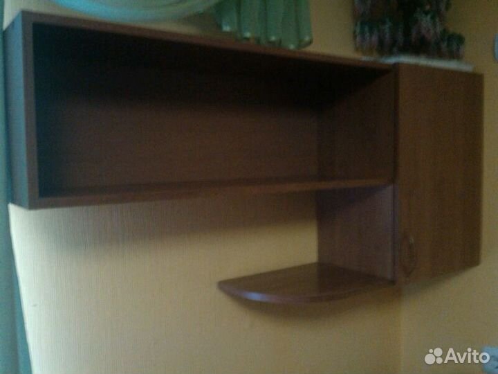 Навесная полка к письменному столу