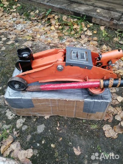 Нерабочий подкатной домкрат airline AJ-2F-320