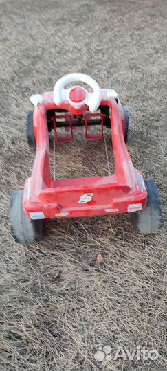 Педальная машинка