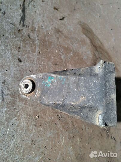 Кронштейн двигателя на Mercedes W140