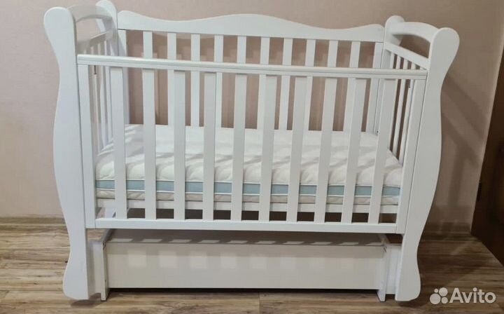 Детская кроватка с маятником