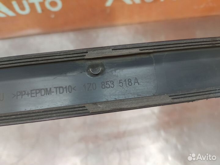 Молдинг двери передний правый Skoda Octavia 2 A5