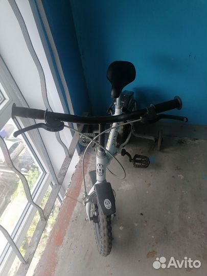 Детский велосипед с дополнительными колесами