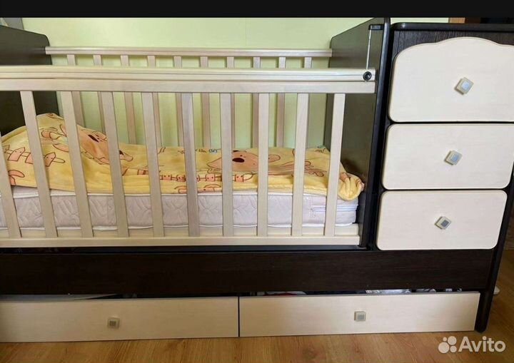 Детская кроватка с маятником и матрасом