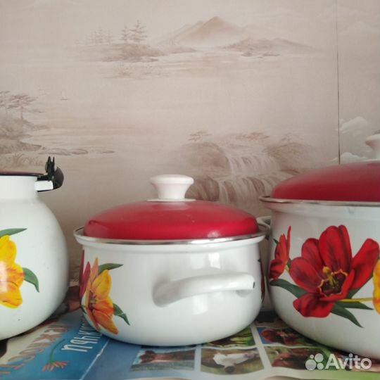 Набор эмалированных кастрюль с чайником
