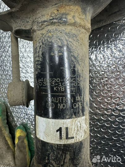 Стойка амортизатора передняя Toyota Camry XV70