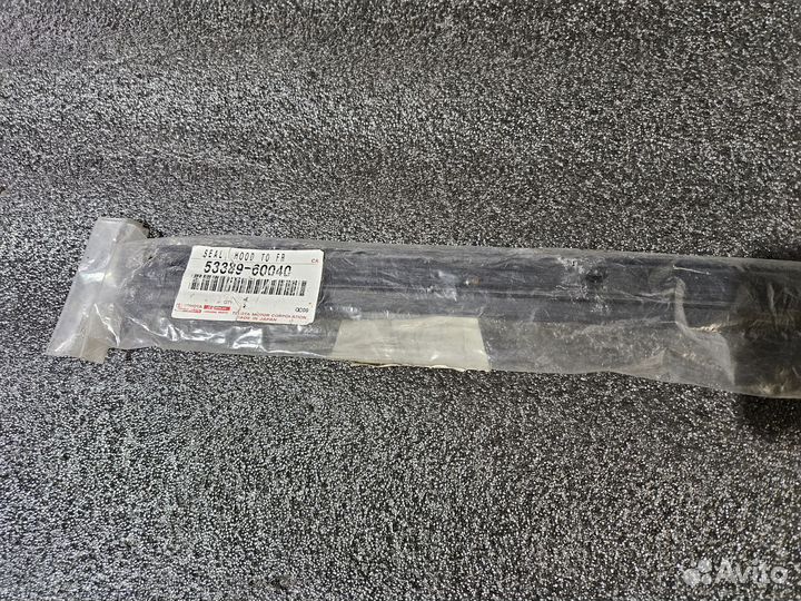 Toyota Prado 150 Уплотнитель капота Левый