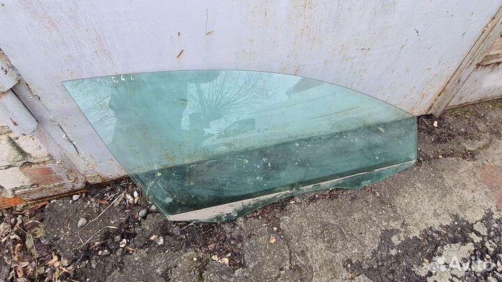 Стекло передней правой двери Пассат Б-6