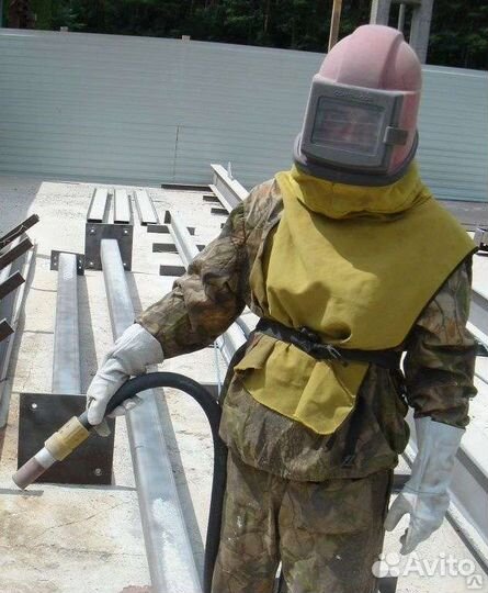 Рабочий на пескоструйную обработку, пескоструйщик