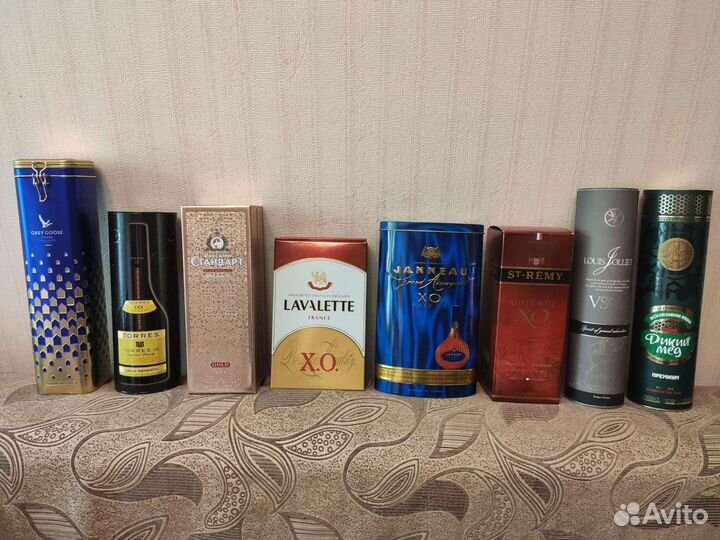 Подарочная коробка с пустой бутылкой от спиртного