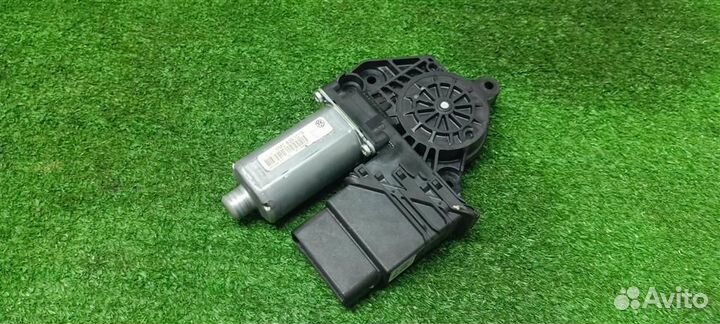 Моторчик стеклоподъемника задний левый VW Golf V