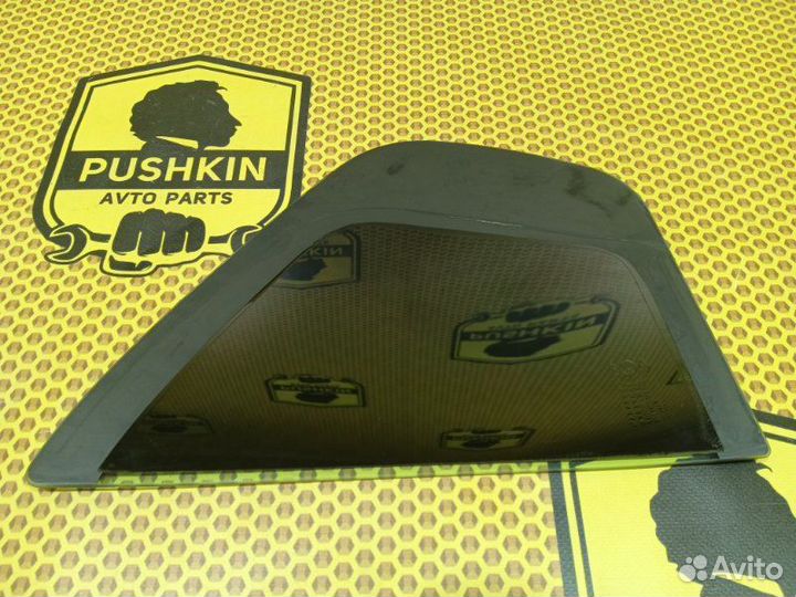 Стекло двери форточка заднее правое Renault Logan