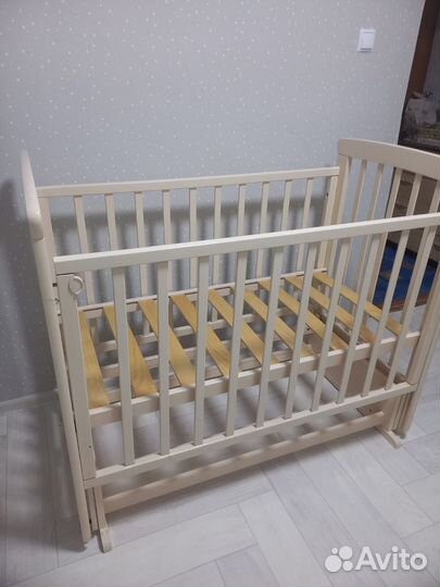 Детская кровать с маятником