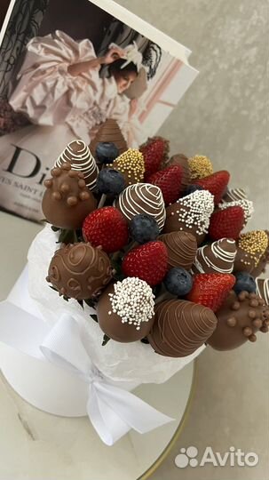 Клубника в шоколаде, букеты