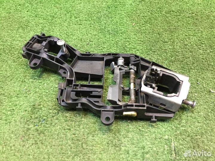 Кронштейн передний левый Volkswagen Tiguan DBG