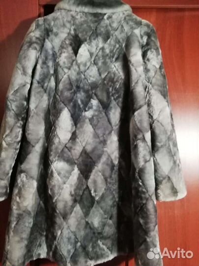 Шуба мутон. Длина 95 см. Серо голубая, практически