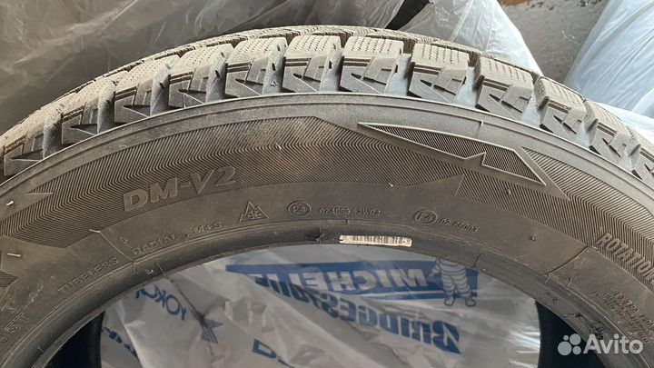 Bridgestone Blizzak DM-V2 235/55 R19 105T