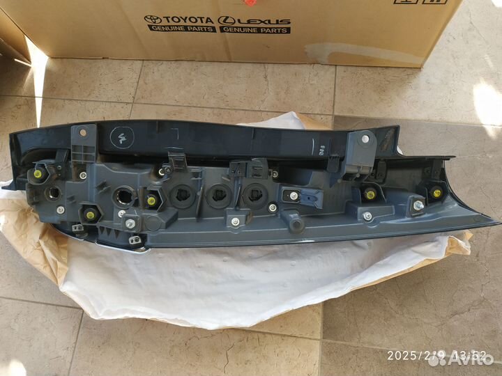 Фонарь задний toyota noah/voxy/esquire