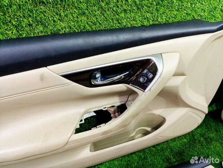 Обшивка двери комплект Nissan Altima L33 VQ35DE