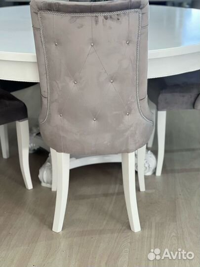 Стол и стулья