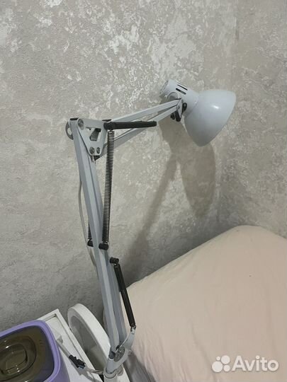 Кушетка лампа стеллаж