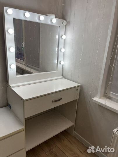 Туалетный столик с зеркалом