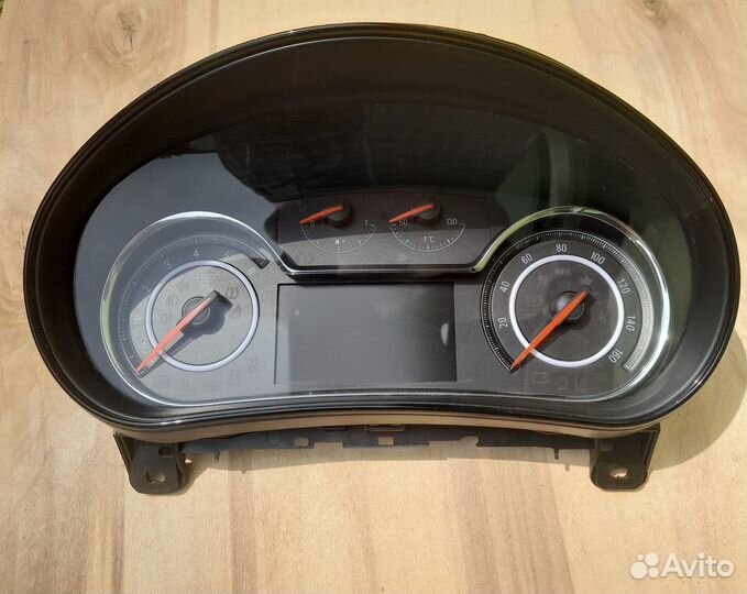Щиток приборов Opel Insignia