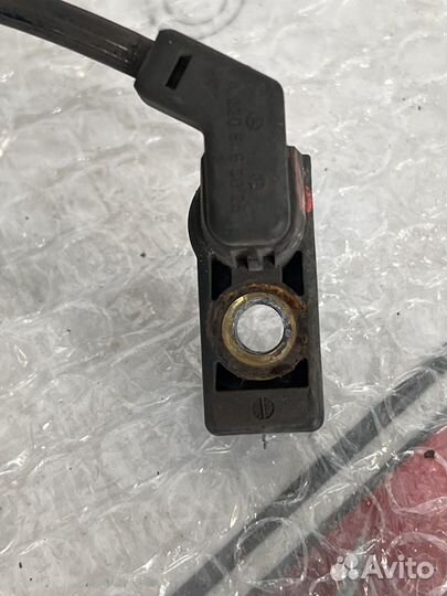 Датчик износа колодок справа задний Мерседес W211