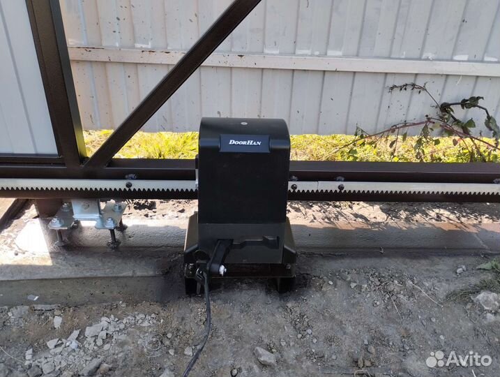 Установка двигателя для откатных ворот