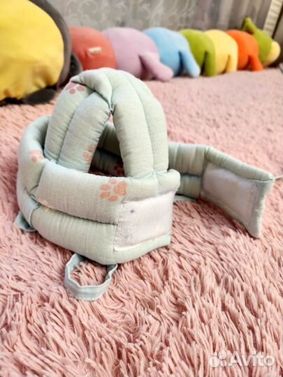 Защитный шлем и наколенники для малыша