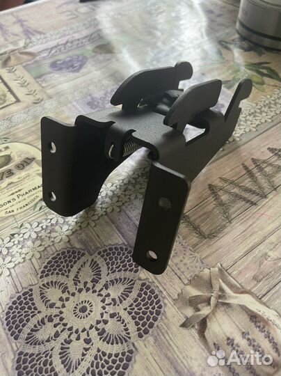 Кронштейн-фиксатор для запасного колеса газель