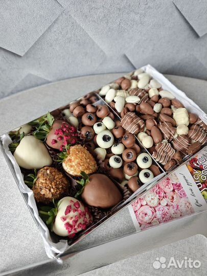 Клубника в шоколаде, съедобные букеты, орехи