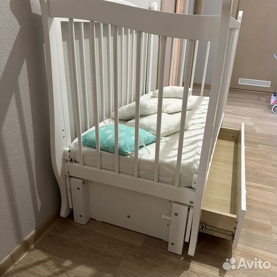 Детская кроватка с маятником белая