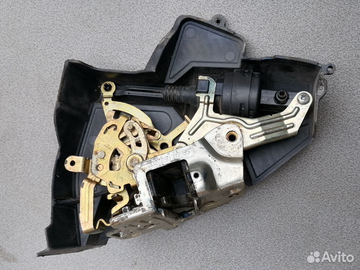 Замок двери Mercedes 2027330108L W202 1993-2000