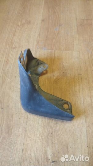 Брызговик Субару Трибека правый