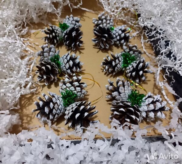 Елочные игрушки из шишек