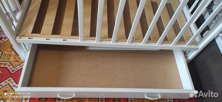 Детская кроватка с продольным маятником