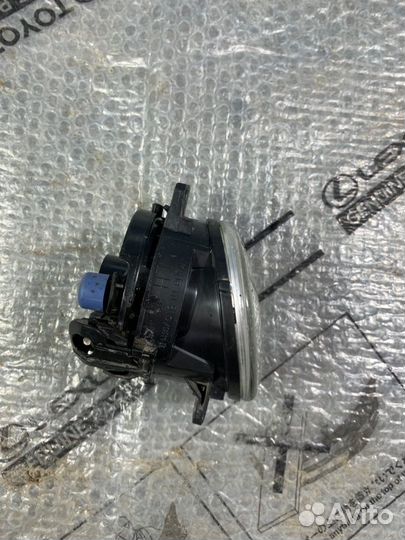 Противотуманная фара передняя левая Toyota Avensis