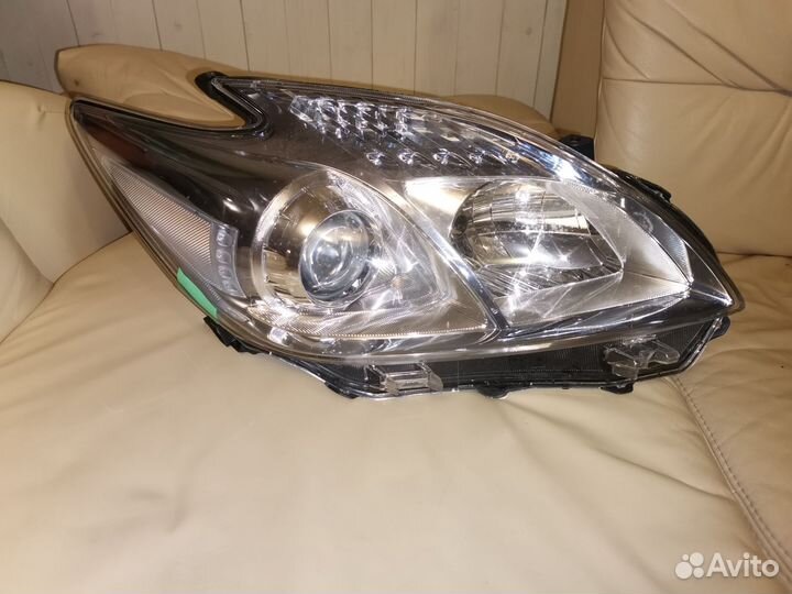 Фара передняя правая toyota prius 30