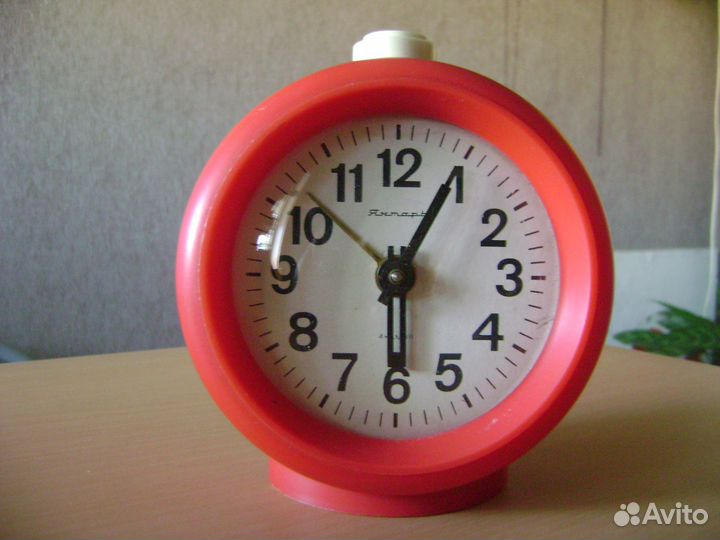 Янтарь слава и др. часы-будильник СССР