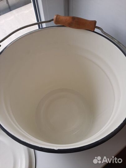 Эмалированное ведро с крышкой