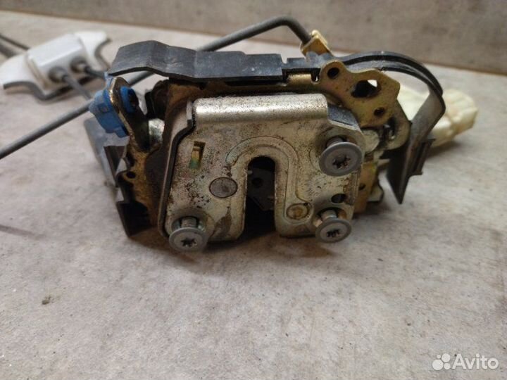 Замок боковой двери передний правый Nissan Skyline