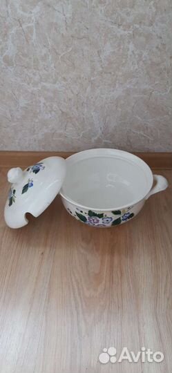 Супница с крышкой