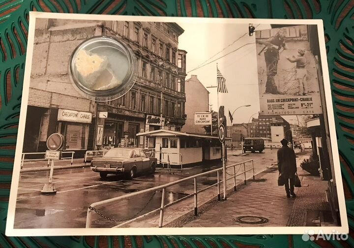 Открытка с куском Берлинской стены