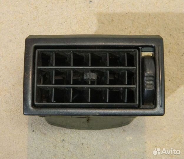 Дефлектор торпедо правый VW Golf 2